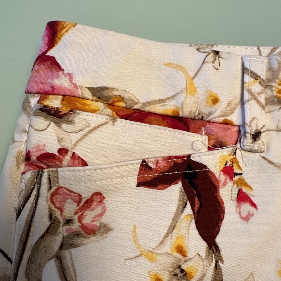 While House Black Market Floral 5” Short ~ Size 2 - Picture 5 of 8